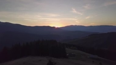 Gün batımında dağlarda uçmak