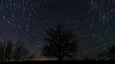 Gece gökyüzünde yıldız izleri