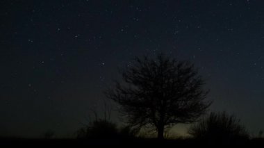 Gece gökyüzünde hareket eden yıldızların zamanı