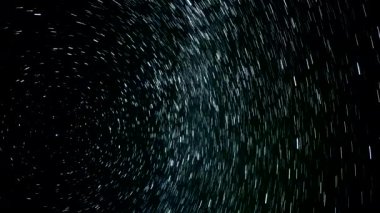 Gece gökyüzünde hareket eden yıldızlar