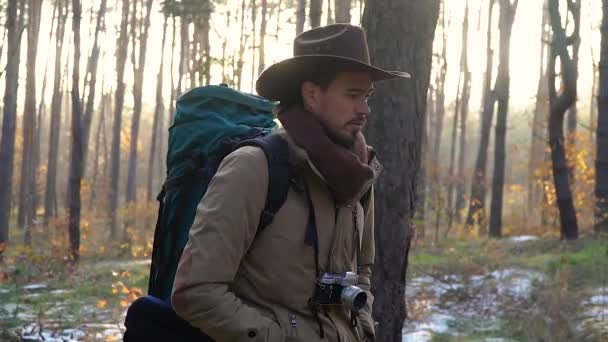 Ein Mann mit Kamera läuft auf einem Waldweg — Stockvideo