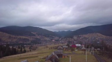 Karpat Dağları 'ndaki köyün üzerinden uçacağız.