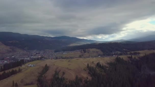 Voo sobre a aldeia nas Montanhas Cárpatas — Vídeo de Stock