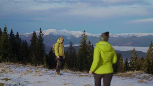 L'uomo e la donna viaggiano in montagna in inverno — Video Stock