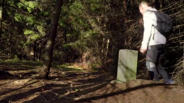 Giovane nel bosco vicino al vecchio pilastro di confine del confine ceco-polacco — Video Stock