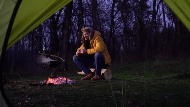Ein Mann am Lagerfeuer im Wald — Stockvideo