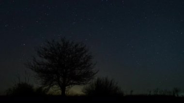 Gece gökyüzünde hareket eden yıldızların zamanı