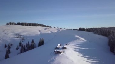 Kışın dağların üzerinden uçarken