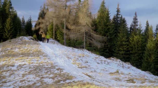 男人和女人冬天在山上旅行 — 图库视频影像