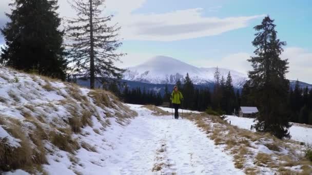 冬天，一个女人在山上旅行 — 图库视频影像