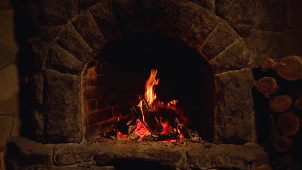 El fuego está ardiendo en la chimenea — Vídeo de stock