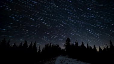 Gece gökyüzünde kuyrukluyıldız şeklinde yıldız izleri