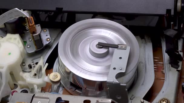 Close-up um vídeo VHS cassete gravador de carga de fita — Vídeo de Stock