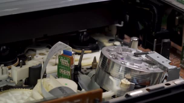 Close-up um vídeo VHS cassete gravador de carga de fita — Vídeo de Stock