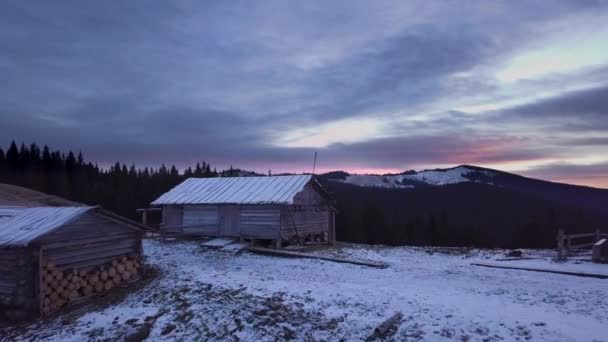Latanie nad wioską pasterzy i lasów zimowych — Wideo stockowe