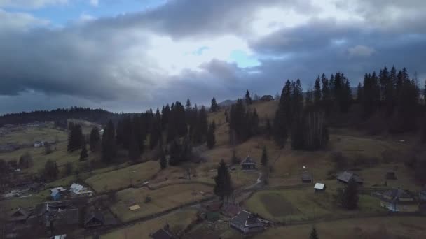 Vol au-dessus du village dans les Carpates — Video