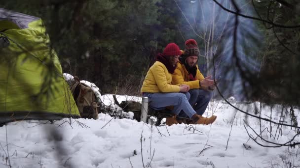 Guy abraza a una chica en el bosque de invierno — Vídeos de Stock