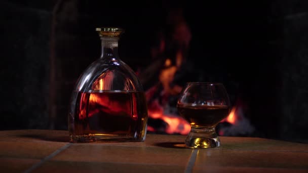 在壁炉的后面放上威士忌或白兰地的水壶和玻璃杯 — 图库视频影像