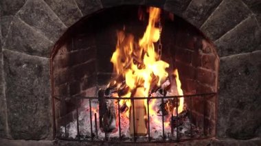 Şöminede yanan ateş