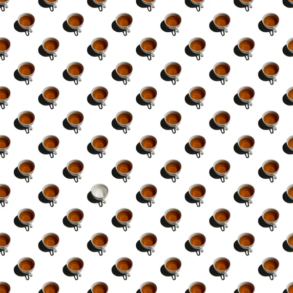 Issız, boş bardaklı bir kalıp ve bir sürü çay.