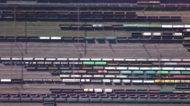 Demiryolu sıralama istasyonunun hava manzarası ve demiryolunda bir sürü vagon.