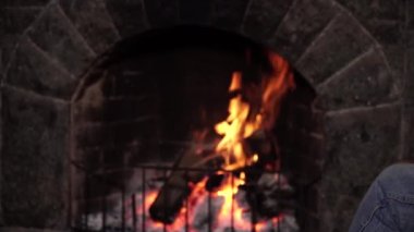 İki kadın kadehlerini bir kadeh şarapla tokuşturur.