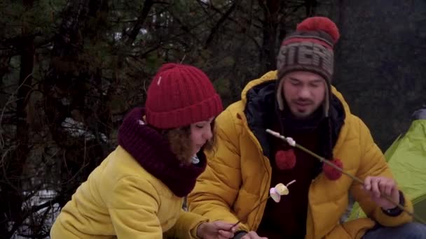 Jovem e mulher em um piquenique na floresta de inverno — Vídeo de Stock