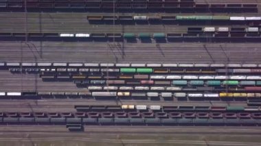 Demiryolu sıralama istasyonunun hava manzarası ve demiryolunda bir sürü vagon.