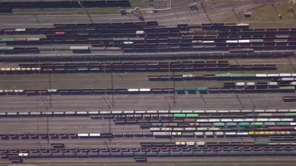 Вид с воздуха на железнодорожную сортировочную станцию и много вагонов на железной дороге — стоковое видео