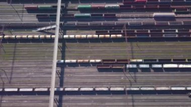 Demiryolu sıralama istasyonunun hava manzarası ve demiryolunda bir sürü vagon.