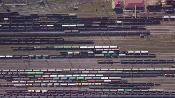 Вид с воздуха на железнодорожную сортировочную станцию и много вагонов на железной дороге — стоковое видео