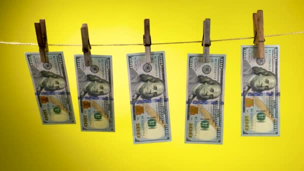 Dollars secs sur une corde à pinces à linge — Video