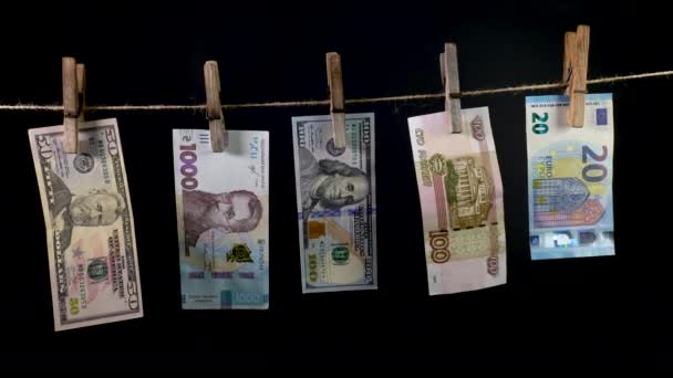 Banknoty różnych krajów suche na sznurze do szpilki — Wideo stockowe