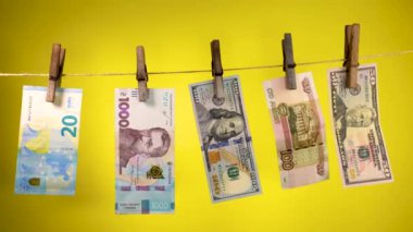 Farklı ülkelerin banknotları mandal ipinde kurur.