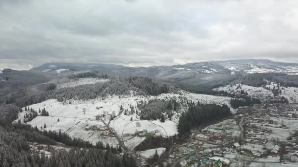 Kışın dağların üzerinden uçmak — Stok video