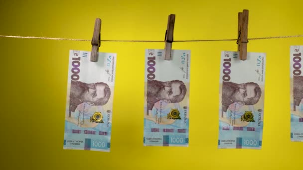 Monnaie ukrainienne est séché sur une corde — Video