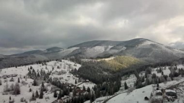 Kışın dağların üzerinden uçmak