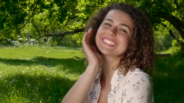 Retrato de chica feliz — Vídeos de Stock