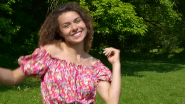 La fille en robe danse sur la pelouse — Video