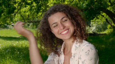 Mutlu bir kızın portresi