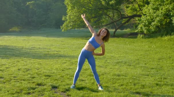 Jonge vrouw die sport doet in de natuur — Stockvideo