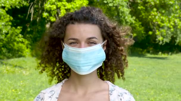 Gadis muda yang cantik melepas topeng medis dan tersenyum — Stok Video