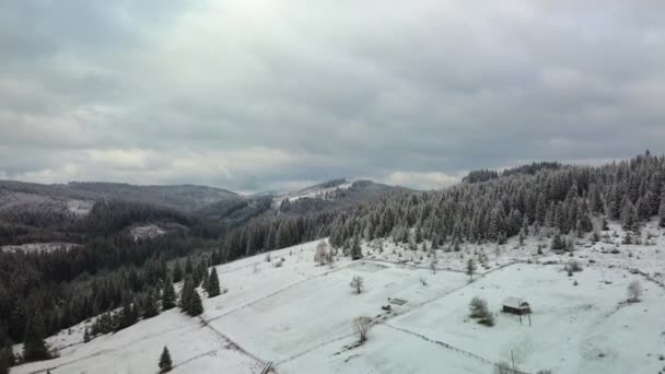 Vuelo sobre las montañas en invierno — Vídeos de Stock
