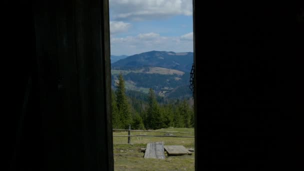 一个能俯瞰山景的敞开的门 — 图库视频影像