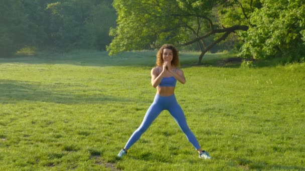 Молодая женщина занимается спортом на природе — стоковое видео