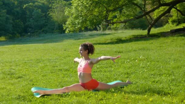 Fiatal nő csinál sport a természetben — Stock videók