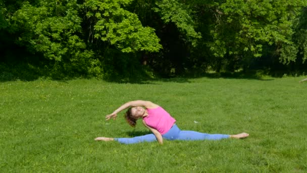 Jonge vrouw die sport doet in de natuur — Stockvideo