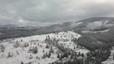 Kışın dağların üzerinden uçmak