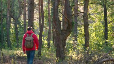 Sırt çantalı turist doğa gezisine çıktı.