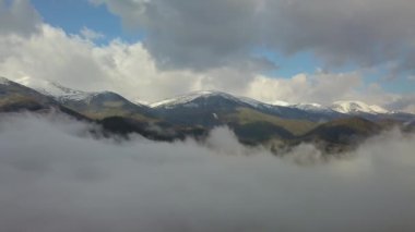 Dağlarda bulutların üzerinde uçarken